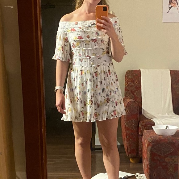 White dress flow off the shoulder - Picture 2 of 3